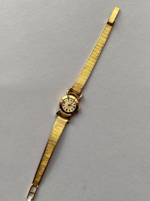 gros plan d'une montre-bracelet sur une surface blanche