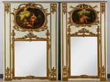 deux miroirs ornés de peintures, posés sur un sol carrelé