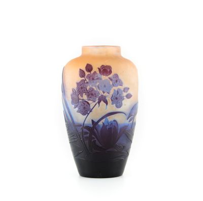un vase sur lequel est représentée une fleur