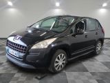 la photo d'une petite voiture noire garée dans un garage
