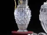deux vases posés sur un socle rouge