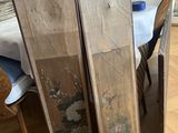 plusieurs pièces de bois sont empilées les unes sur les autres