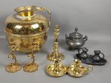 beaucoup d'objets en or et en argent sur la table