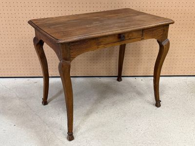 une petite table en bois avec un tiroir