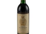 une bouteille de vin rouge avec une étiquette dorée sur fond blanc