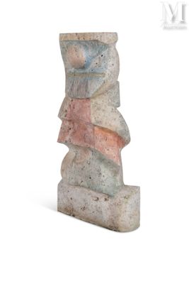 une sculpture en pierre représentant un visage sur fond blanc