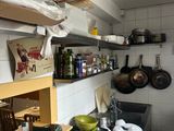 une petite cuisine avec beaucoup de désordre sur le plan de travail