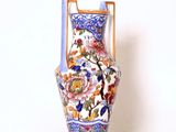 un vase posé sur une étagère fixée au mur