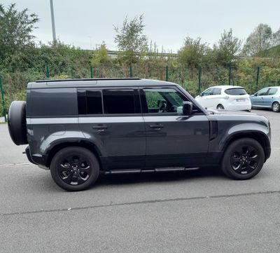 une photo d'un Land Rover noir garé sur un parking