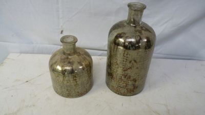 deux bouteilles posées l'une à côté de l'autre sur une table