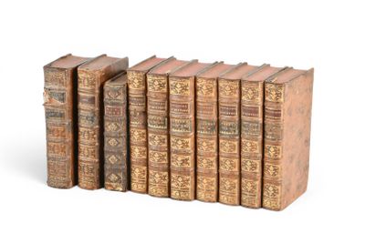 plusieurs vieux livres sont empilés sur une surface blanche