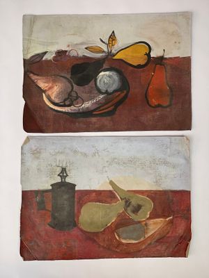Deux tableaux représentant des fruits et des légumes sont accrochés au mur.