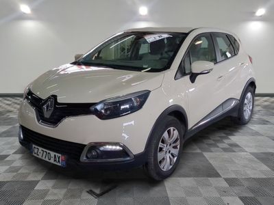 la photo d'une voiture blanche sur un sol en damier