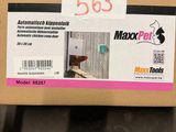une boîte en carton sur laquelle est collé un autocollant, posée sur une table