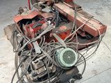 un tas de fils et d'autres objets par terre