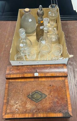 une boîte en bois contenant de nombreux objets en verre