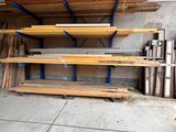 plusieurs pièces de bois sont empilées dans un garage