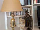 une lampe posée sur une table devant une bibliothèque