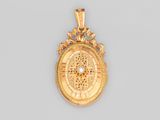 un gros plan d'un pendentif en or orné d'une horloge