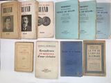 de nombreux livres anciens accrochés au mur d'une pièce