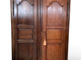 une vieille armoire en bois munie d'une porte et d'une poignée