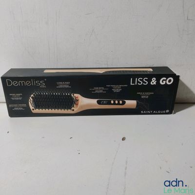 La boîte d'une brosse à cheveux est ouverte sur la table.