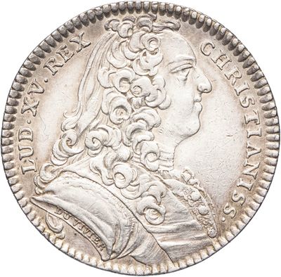 gros plan d'une pièce de monnaie sur fond blanc