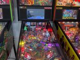 de nombreux flippers exposés