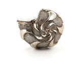 bague en argent massif présentant un motif torsadé sur fond blanc