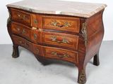 une commode en marbre dans une pièce