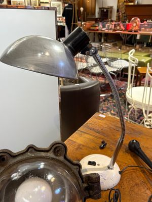 une lampe posée sur une table dans une pièce