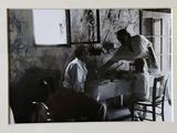 une photo en noir et blanc d'un homme et d'une femme assis à une table