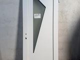 une image représentant une porte blanche avec un vitrage