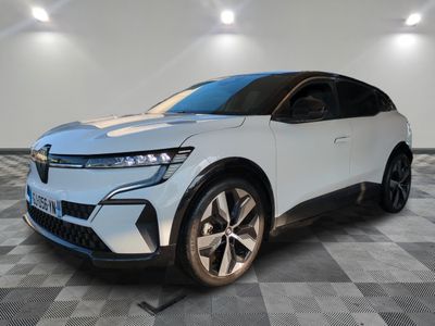 une voiture blanche est garée dans une pièce au sol à carreaux