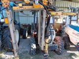 un tracteur et un bateau dans un hangar couvert