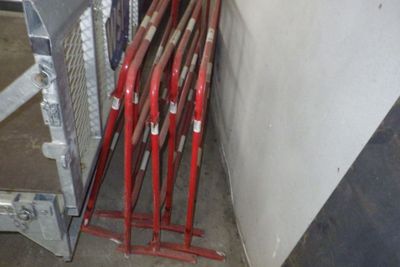Plusieurs battes de baseball sont appuyées contre un mur dans un garage.