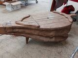 une guitare en bois posée sur une table