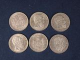 six pièces britanniques différentes sur un fond bleu