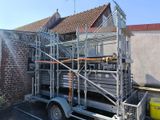un camion garé devant un bâtiment