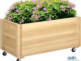 une jardinière en bois remplie de fleurs violettes