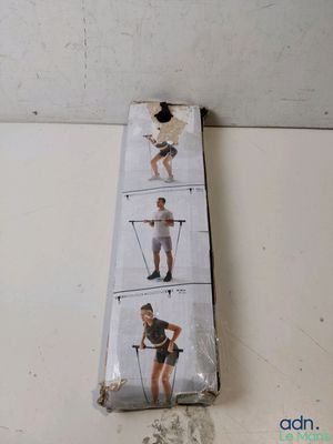 une boîte sur laquelle figure l'image d'un homme en train de faire différentes choses