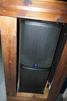 une photo d'une enceinte dans un coin d'une pièce