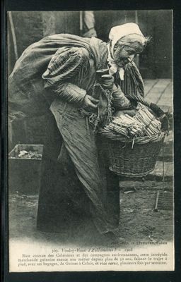 une vieille photo en noir et blanc représentant une femme tenant un panier rempli de poissons
