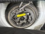 un gros plan d'un pneu sur lequel est apposée une étiquette jaune