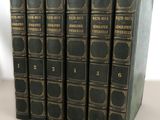cinq livres noirs sont alignés sur une surface blanche