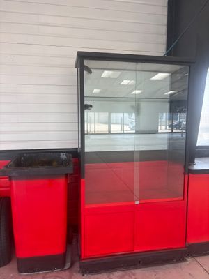 Casier en métal, plan de travail, poubelle, vitrine, machine…