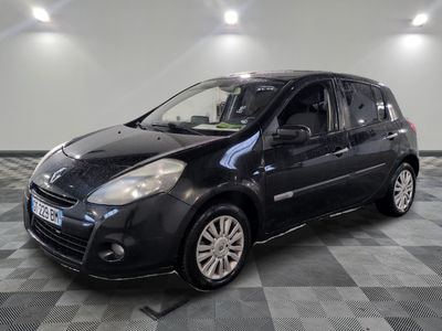 la photo d'une voiture noire garée dans un garage