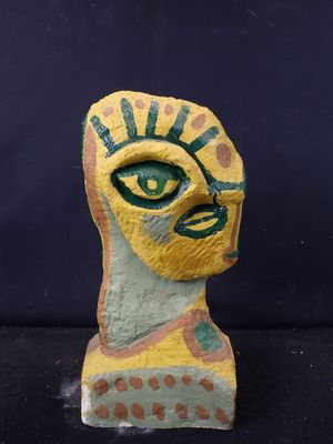 une image représentant une sculpture en argile représentant le visage d'une femme