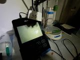 un téléphone portable posé sur une table