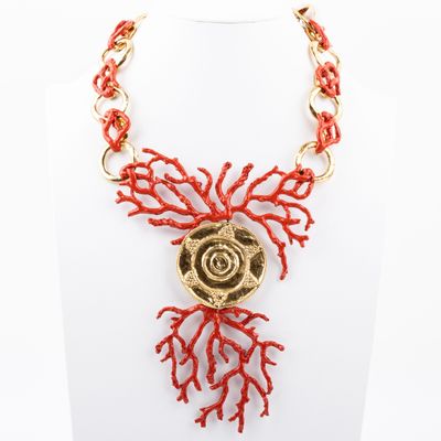 gros plan d'un collier sur un mannequin mannequin